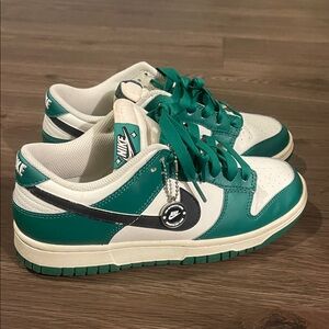 Men’s Nike Dunk Low SE Lottery Pack Malachite
Green